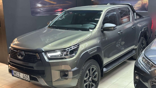 Toyota Hilux 2,8 AT Invincible su kabliu