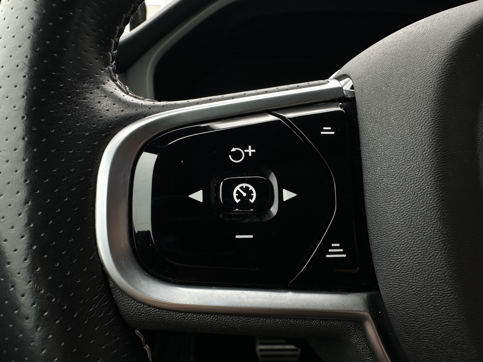 Volvo XC60 2.0 D4 AWD R-Design 2018 m. - Image 8
