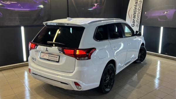 Alternative view of Mitsubishi Outlander 2.4 PHEV 4WD 2021 m. Įkraunamas hibridas.