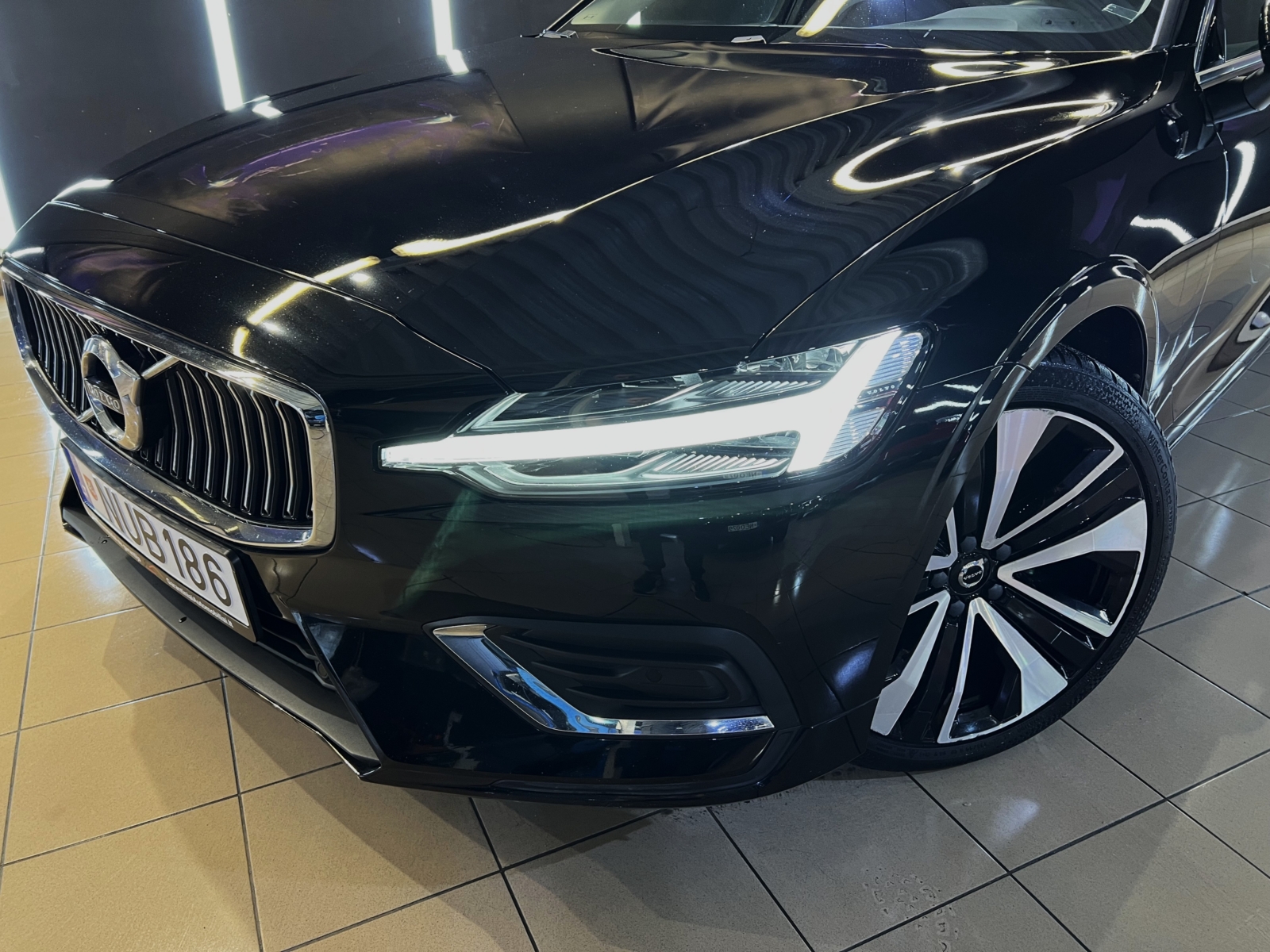 VOLVO V60 2.0 B3 Inscription 2022 m. - Image 3