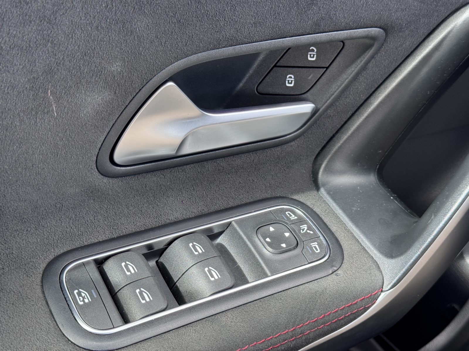 Mercedes Benz CLA 250e AMG 2025 m. Įkraunamas hibridas 28
