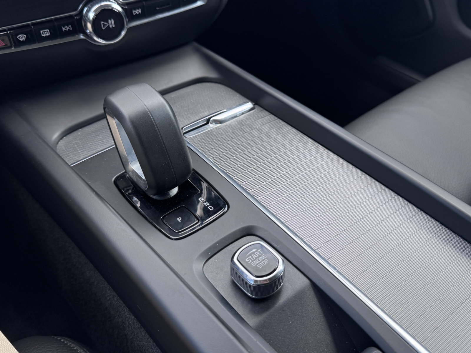 VOLVO V60 2.0 B3 Essential 2022 m. 24