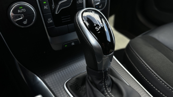 Volvo V40 2.0 D3 R-Design 2018 m. 15