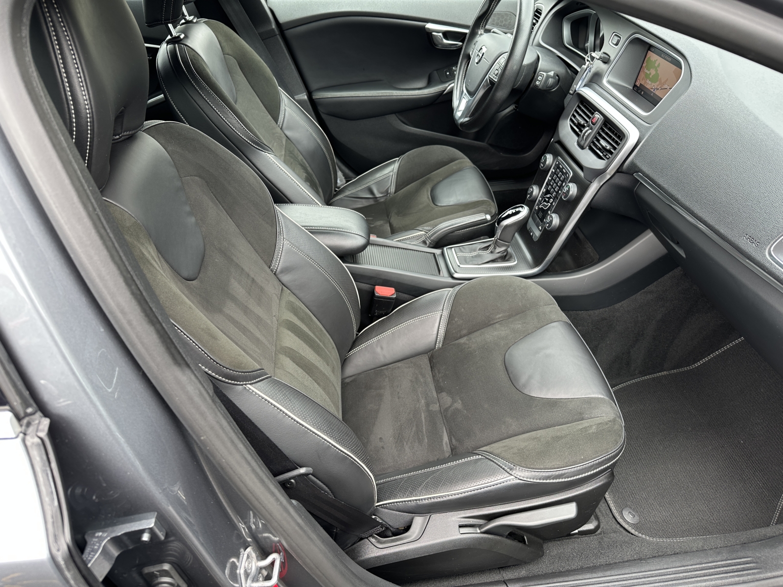Volvo V40 2.0 D3 R-Design 2018 m. 4
