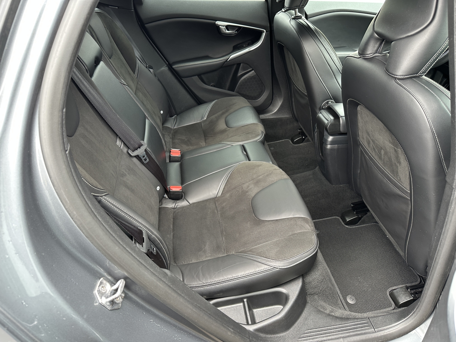 Volvo V40 2.0 D3 R-Design 2018 m. 5