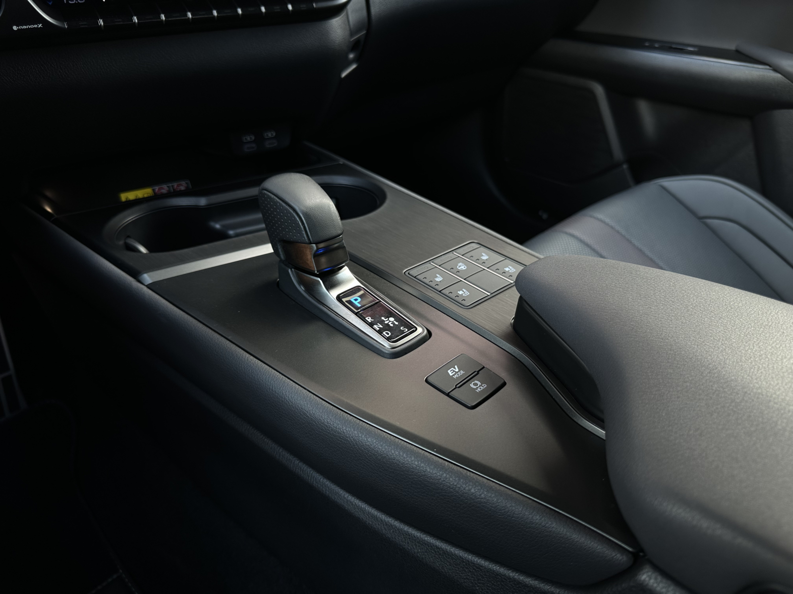 Lexus UX 300h 2.0 F-Sport AWD 2024 m. 26