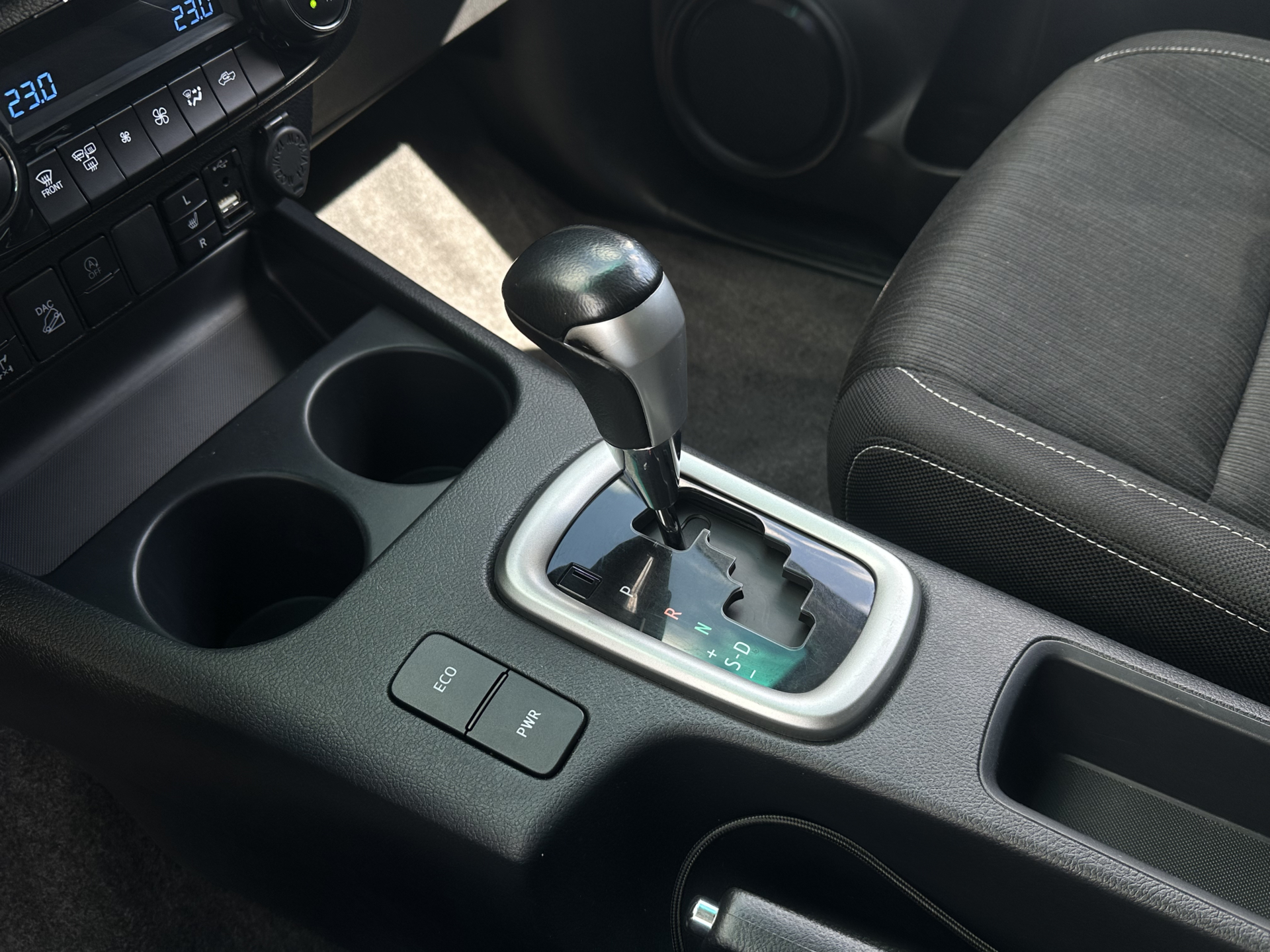 Toyota Hilux 2,8 AT Active + Cover paketas 2023 m. 23