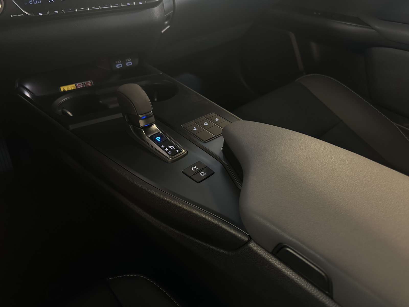 Lexus UX 300h 2.0 F-Sport Design 2025 m. 22
